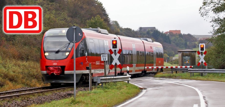 Bahnübergang Obermohr - Niedermohr mit Zug