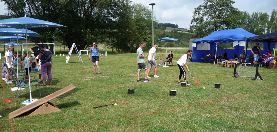 Blick auf die Spielwiese beim Spielfest Schrollbach