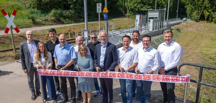 Gruppenbild beim Banddurchschneiden