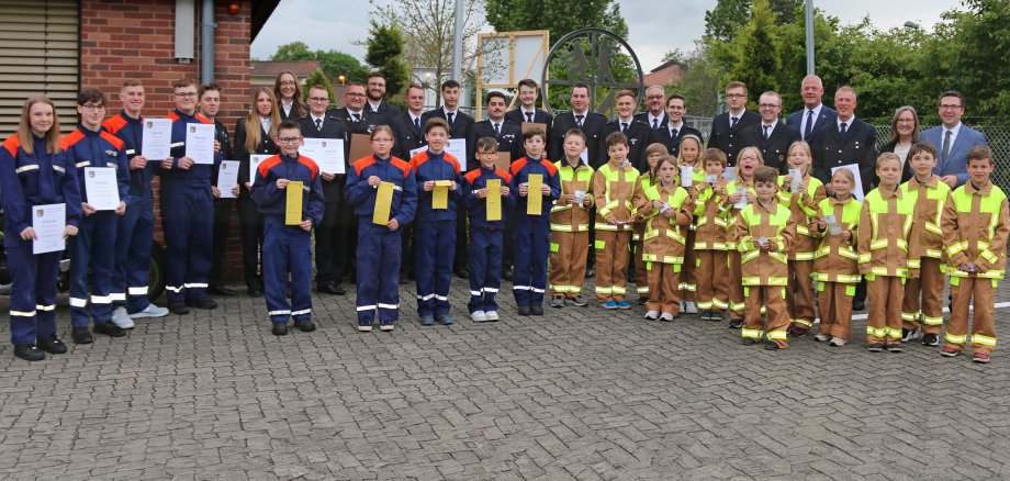 Gruppenbild mit geehrten, beförderten und ausgezeichneten Feuerwehrleuten
