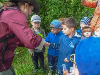 Kinder und Biologin mit Wasserproben