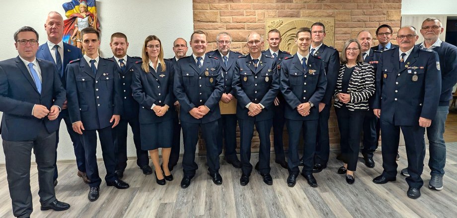 Gruppenbild der geehrten Feuerwehrleute mit Ehrengästen