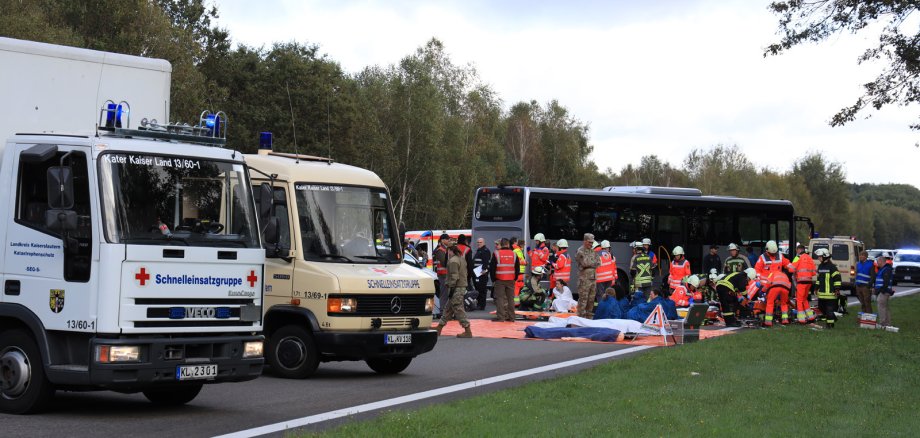 Bild mit Fahrzeugen und Einsatzkräften