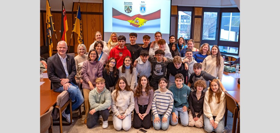 Gruppenbild im Sitzungssaal im Rathaus Ramstein