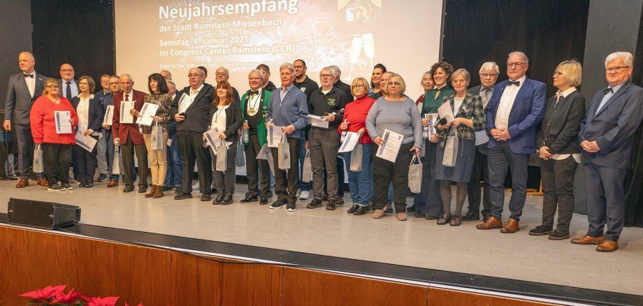 Gruppenbild mit allen geehrten Bürgerinnen und Bürgern